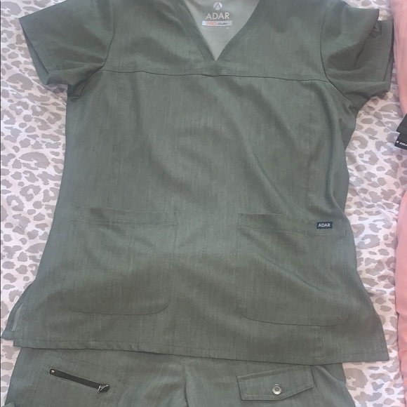 Xsmall/small olive green scrubs. Gently used - Picture 7 of 13
